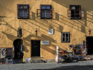 facade-jaune-maison-naissance-vlad-dracul-sighisoara-roumanie