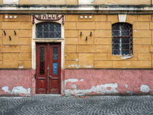facade-jaune-rose-entre-ancien-sibiu-roumanie
