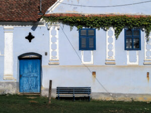 facade-maison-bleue-banc-rue-sighisoara-roumanie