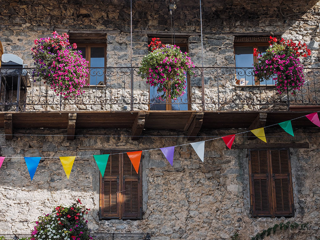 facade-maison-pierre-fanions-rimplas-gr5-alpes-maritimes