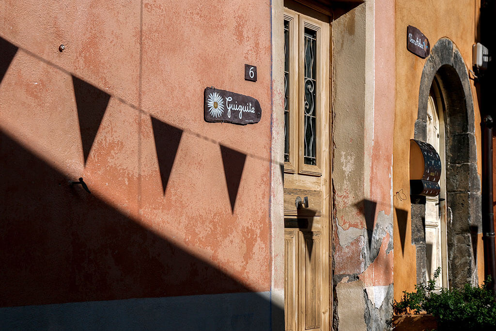 facade-maison-rose-fanions-rimplas-gr5-alpes-maritimes