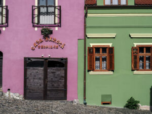 facades-colorees-rose-verte-rue-sighisoara-roumanie