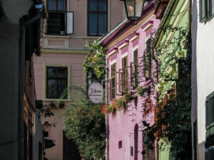 facades-couleurs-maisons-rue-sighisoara-roumanie