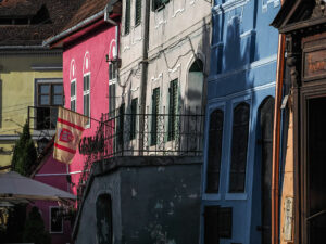 facades-couleurs-rue-centre-ancien-sighisoara-roumanie