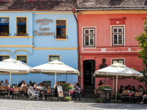 facades-rouge-bleue-place-centrale-sighisoara-roumanie