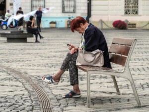 femme-agee-endormie-banc-place-grand-square-centre-ancien-sibiu-roumanie