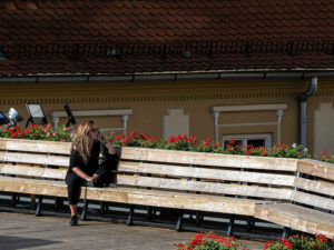 femme-assise-banc-place-centre-ancien-sighisoara-roumanie