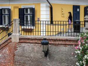 femme-facade-jaune-maison-centre-sibiu-roumanie