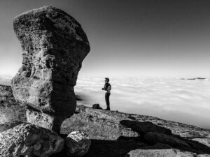 femme-rocher-monts-bucegi-roumanie