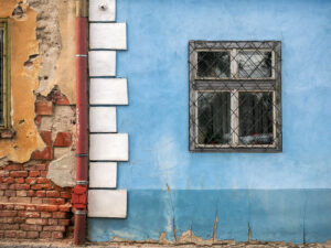 fenetre-facade-maison-bleue-rue-sibiu-roumanie