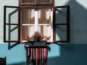 fenetre-facade-maison-vert-bleu-rue-sighisoara-roumanie