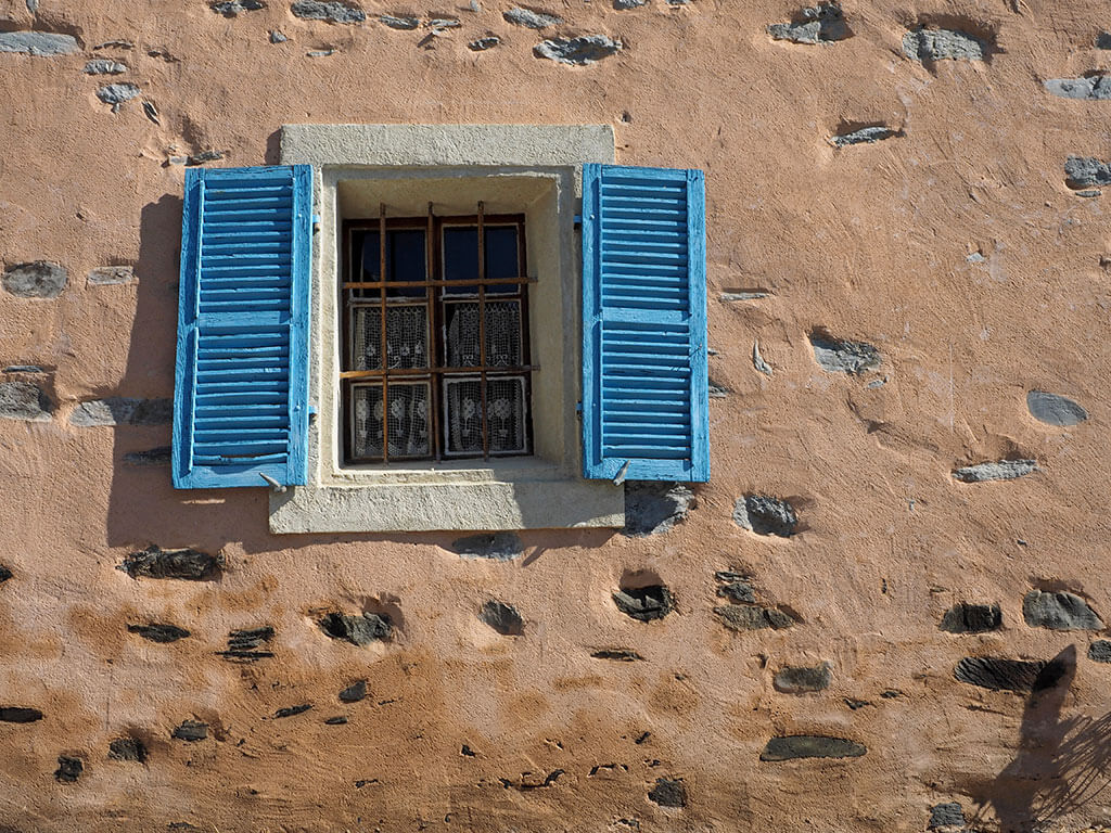 fenetre-volets-bleus-maison-rose-savoie