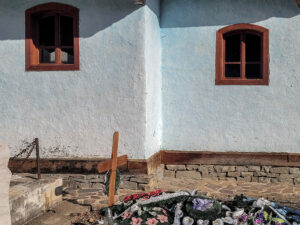 fenetres-eglise-garda-sus-monts-apuseni-roumanie