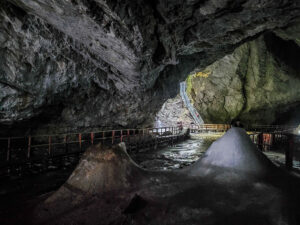 grotte-glace-scarisoara-monts-apuseni-roumanie