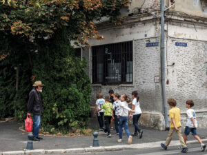 homme-enfants-rue-centre-ancien-sibiu-roumanie