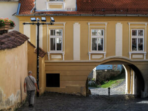 homme-marche-entree-centre-ancien-sighisoara-roumanie