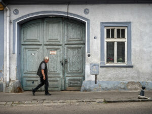 homme-marche-rue-centre-ancien-sibiu-roumanie