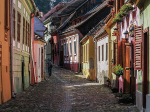 homme-marche-rue-couleurs-sighisoara-roumanie