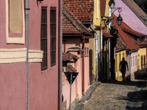 homme-marche-rue-pavee-centre-ancien-sighisoara-roumanie