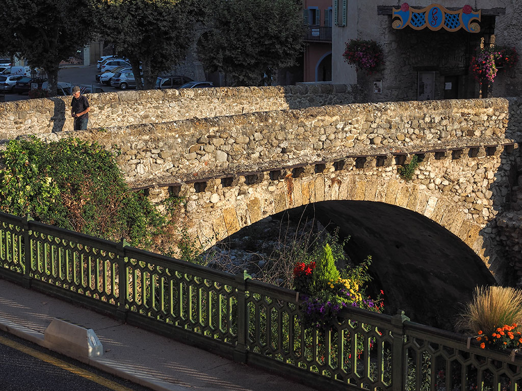 homme-vieux-pont-centre-sospel-alpes-maritimes