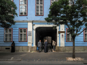 hommes-entree-facade-immeuble-bleu-sibiu-roumanie