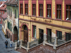 immeuble-orange-centre-ancien-sibiu-roumanie