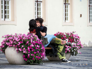 jeune-couple-amoureux-banc-place-grand-square-centre-ancien-sibiu-roumanie