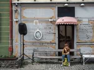 jeune-femme-assise-banc-rue-sibiu-roumanie