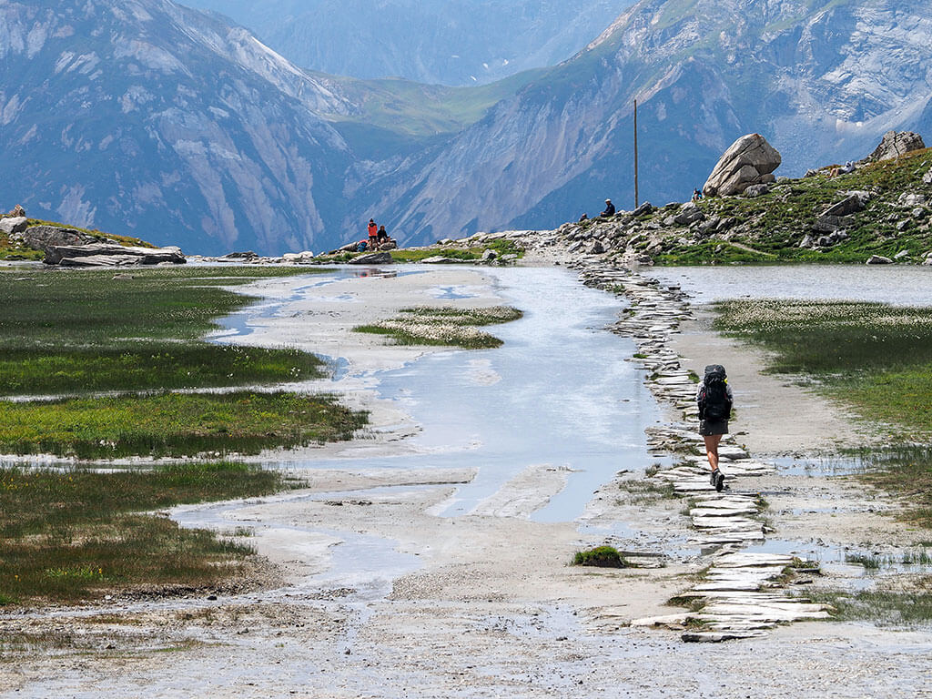 lac-vaches-randonneurs-gr5-alpes-savoie