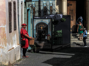 joueur-tambour-touristes-eglise-rue-sighisoara-roumanie