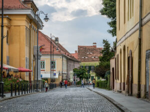 passants-rue-centre-ancien-sibiu-roumanie