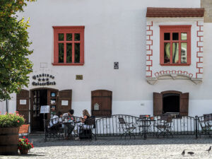 personnes-assises-terrasse-cafe-rue-sighisoara-roumanie
