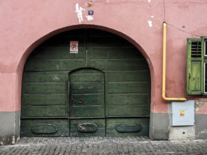 porte-garage-verte-rue-pavee-centre-ancien-sibiu-roumanie