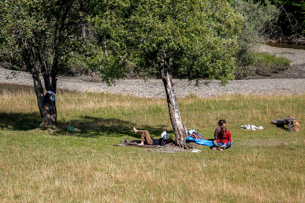 promeneurs-plan-parouart-vallee-ubaye-alpes-haute-provence
