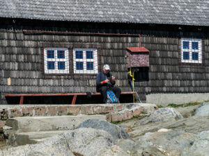 randonneur-assis-refuge-omu-monts-bucegi-roumanie