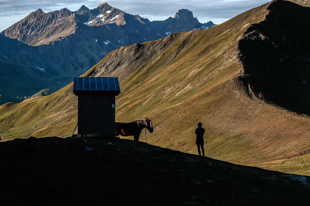 randonneur-cheval-cabane-refuge-croix-bonhomme-gr5-tmb-alpes-savoie