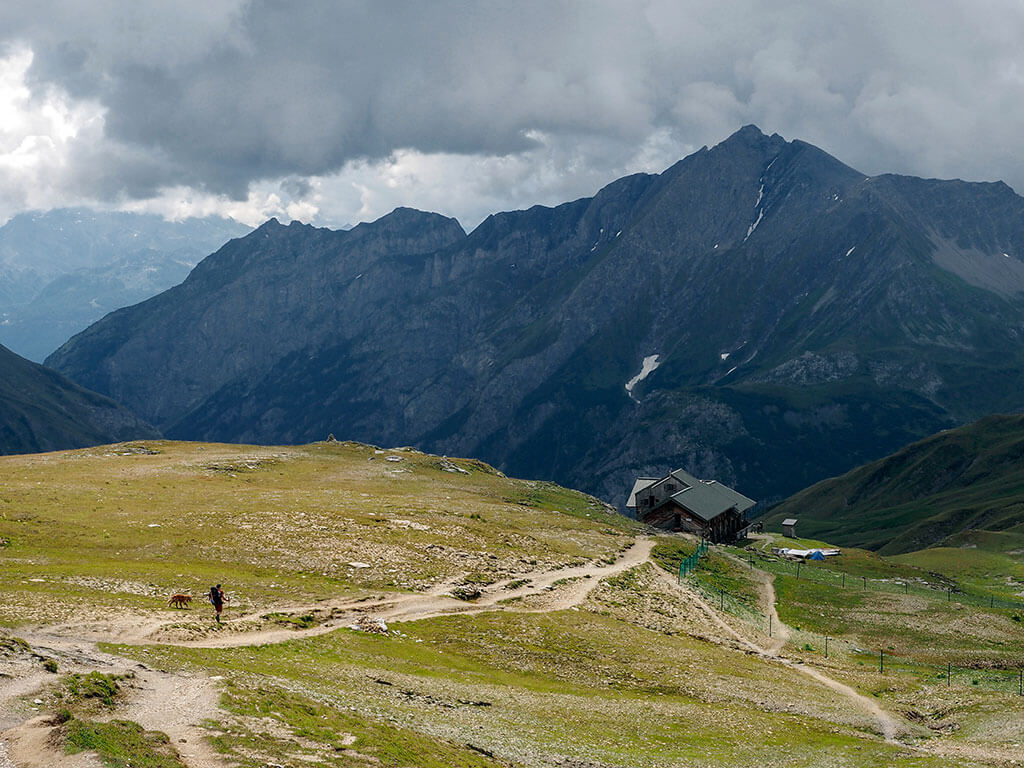 randonneur-refuge-croix-bonhomme-gr5-tmb-alpes-savoie