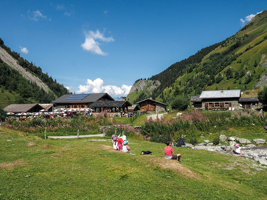 randonneurs-assis-chalets-miage-gr5-tmb-alpes-haute-savoie