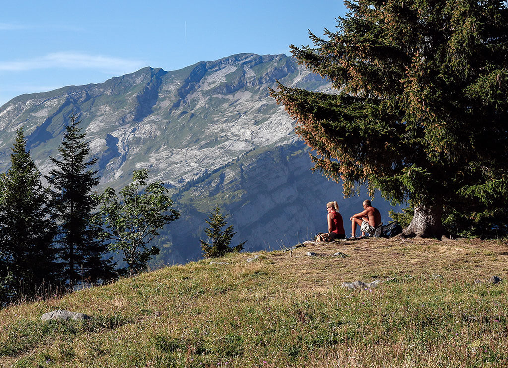 randonneurs-assis-collet-anterne-gr5-alpes-haute-savoie