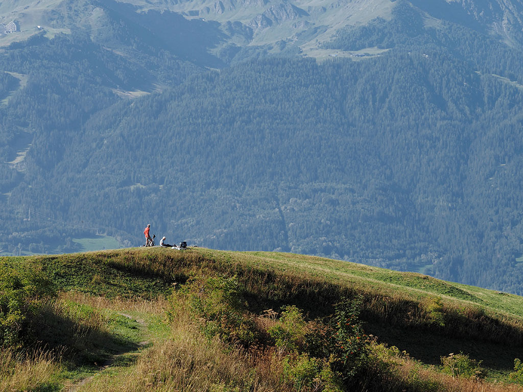 randonneurs-assis-gr5-alpes-savoie