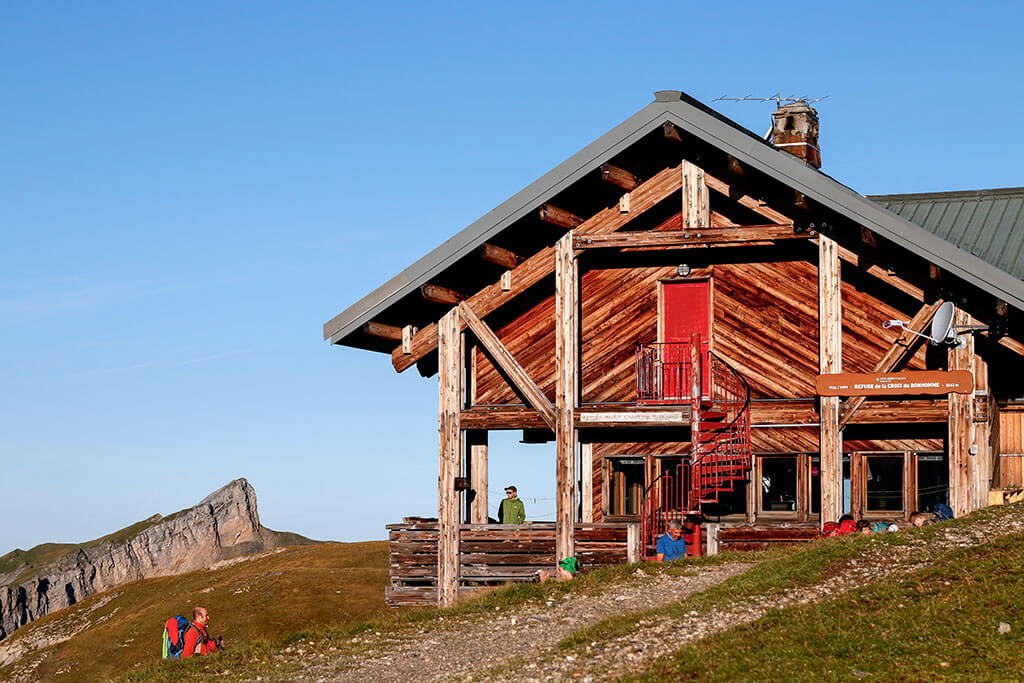 randonneurs-refuge-croix-bonhomme-gr5-tmb-alpes-savoie