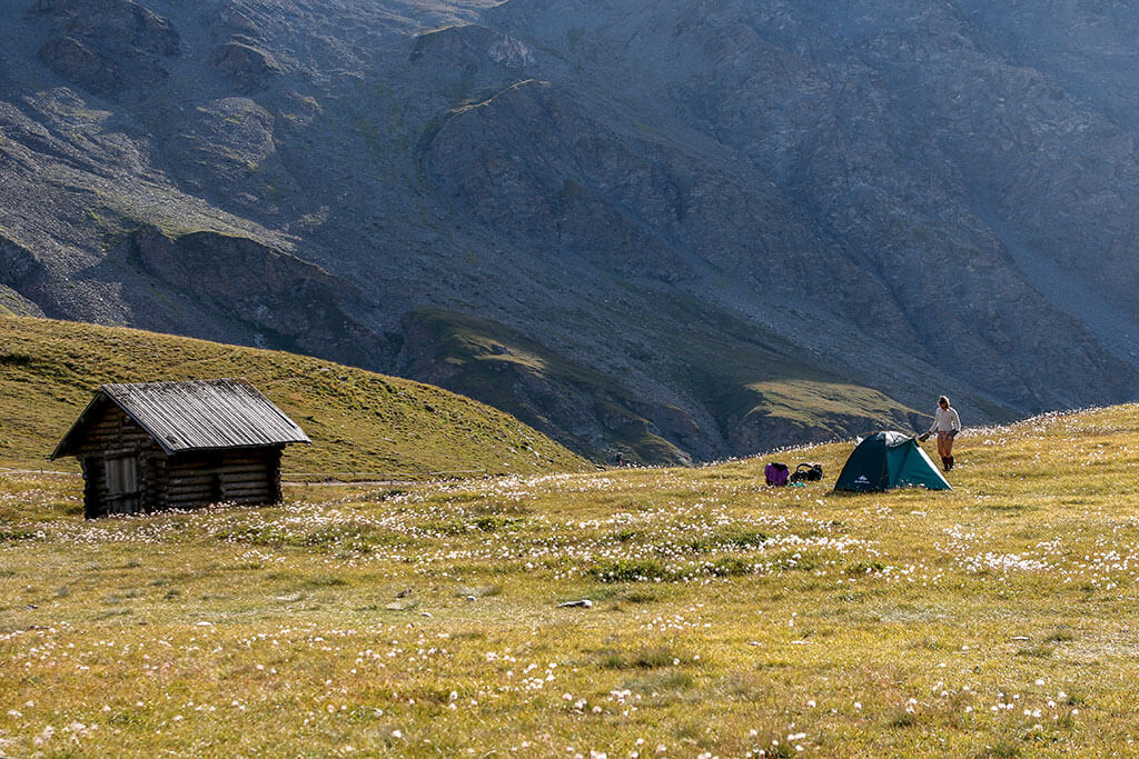 randonneuse-bivouac-cabane-refuge-agnel-gr58-hautes-alpes