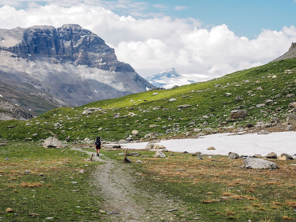 randonneuse-col-leisse-gr5-alpes-savoie