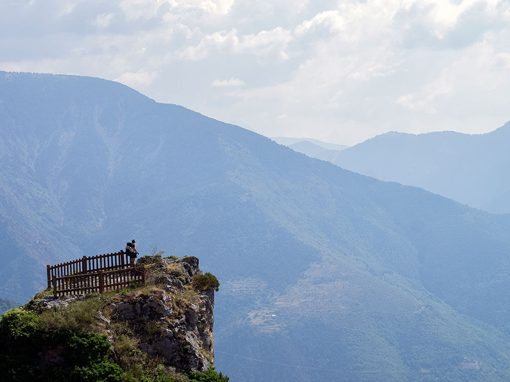 randonneuse-promontoire-roubion-gr52a-alpes-maritimes