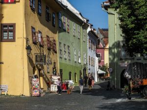 rue-centrale-couleur-centre-ancien-sighisoara-roumanie