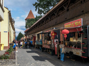 rue-commerces-forteresse-centre-ancien-sibiu-roumanie