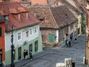 rue-pavee-promeneurs-sibiu-roumanie