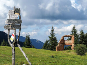 ruine-cabane-piatra-mare-randonnee-sept-echelles-timisu-jos-roumanie