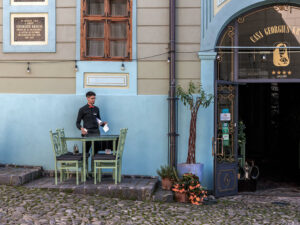 serveur-terrasse-restaurant-sighisoara-roumanie