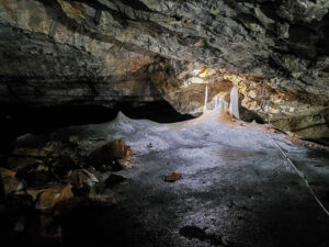 stalactites-grotte-glace-scarisoara-monts-apuseni-roumanie